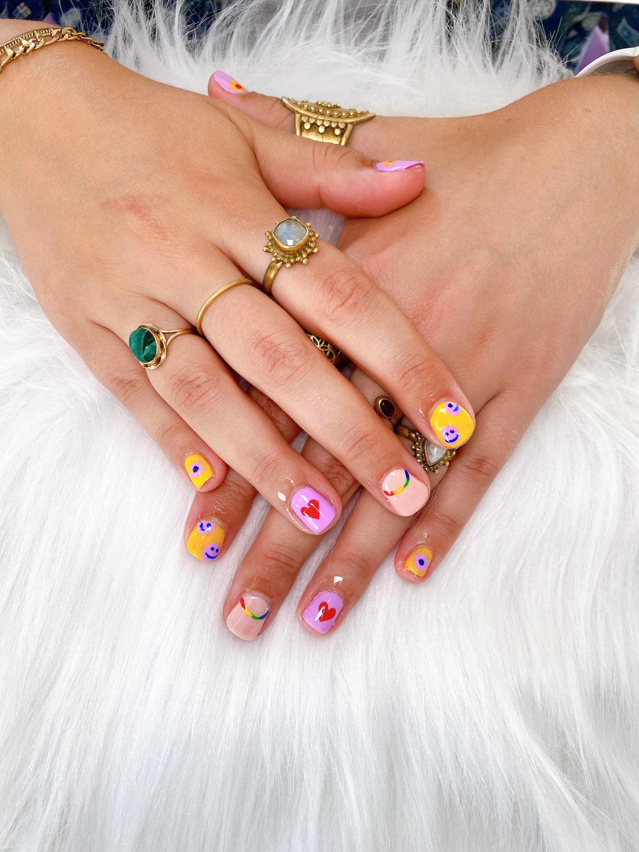 Korte nagels in vrolijke kleuren met kleine stickers