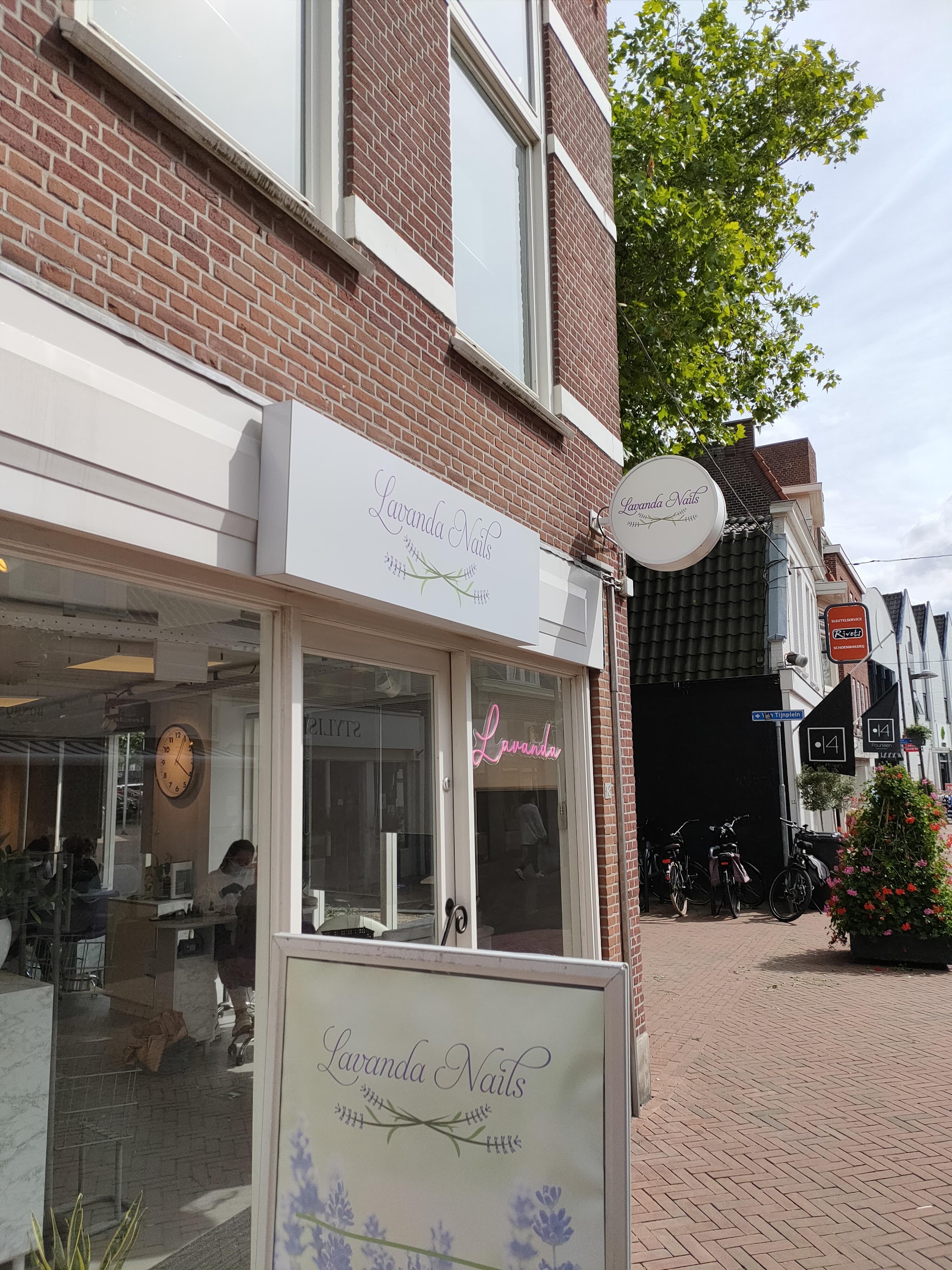 De winkel van Lavanda Nails aan de Molenstraat, met het stoepbord met lavendel voor de deur