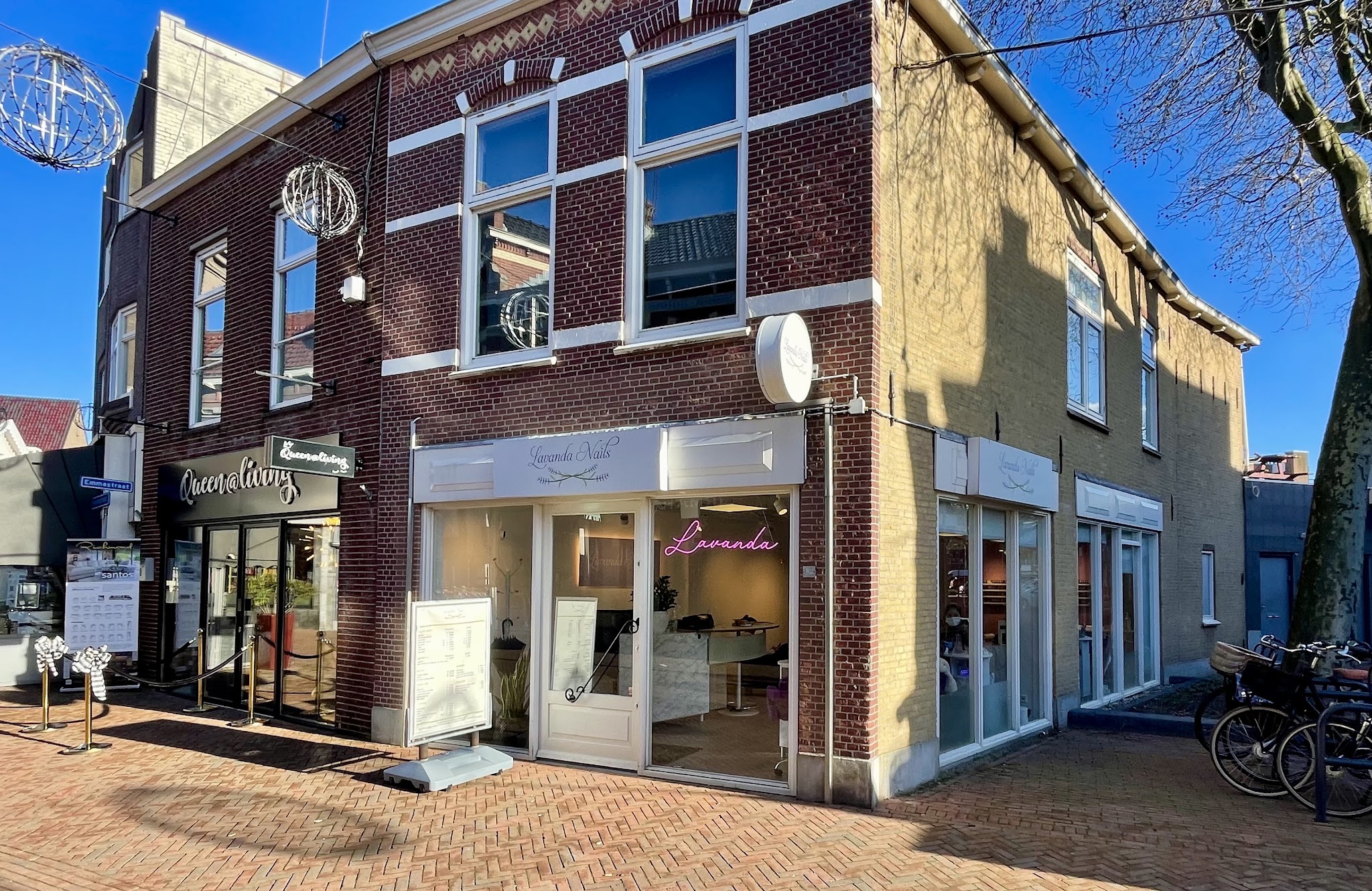 Het bakstenen pand aan de Molenstraat met de etalage van Lavanda Nails